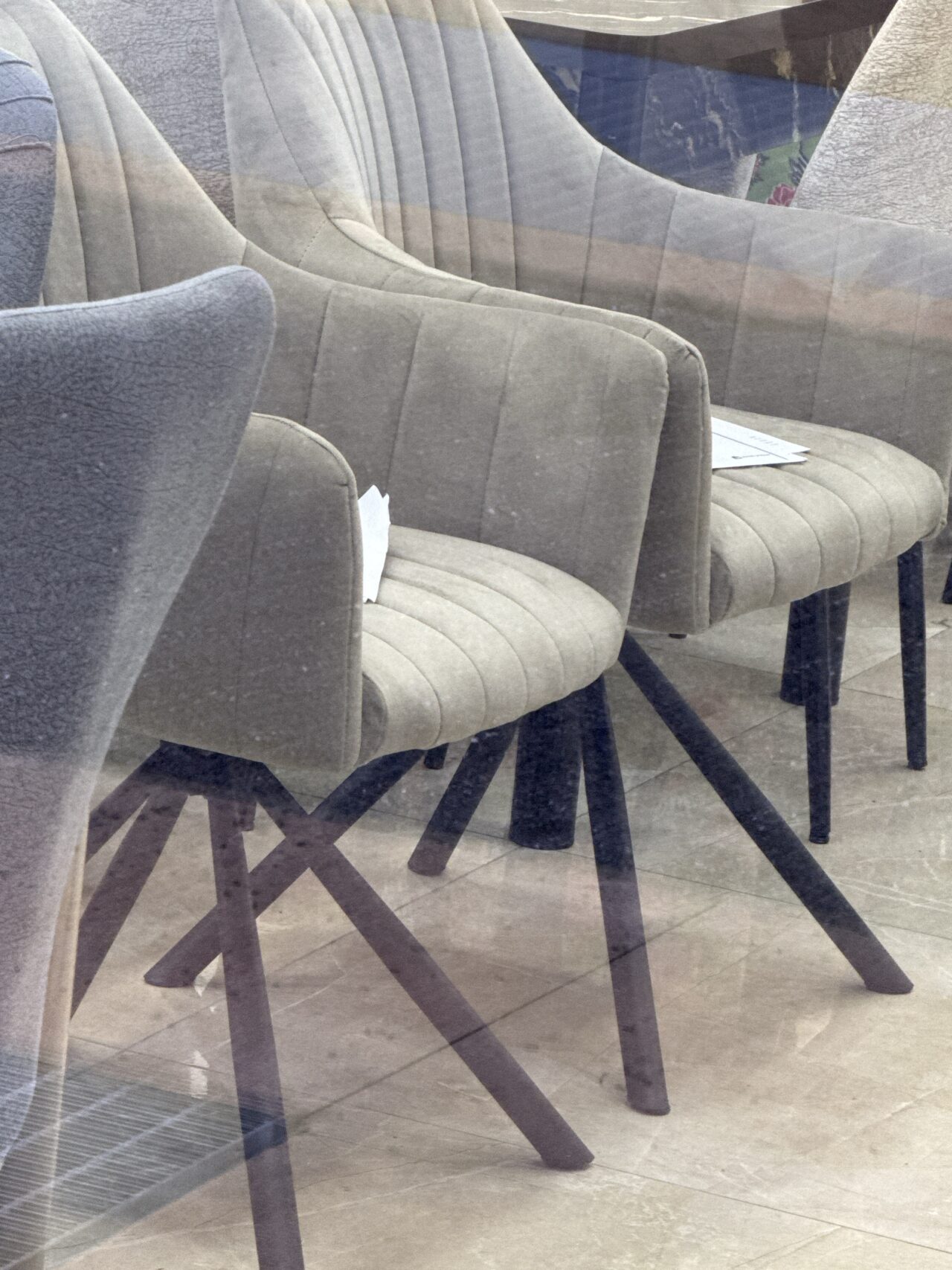 Canapé 3+2 places cuir buffle ivoire + 4 chaises velours beige + livraison – Image 2