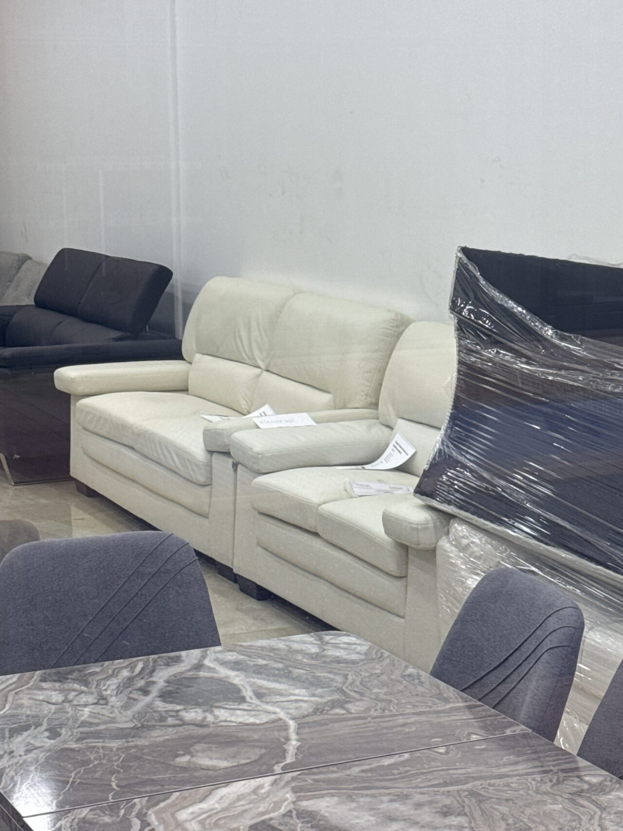 Canapé 3+2 places cuir buffle ivoire + 4 chaises velours beige + livraison