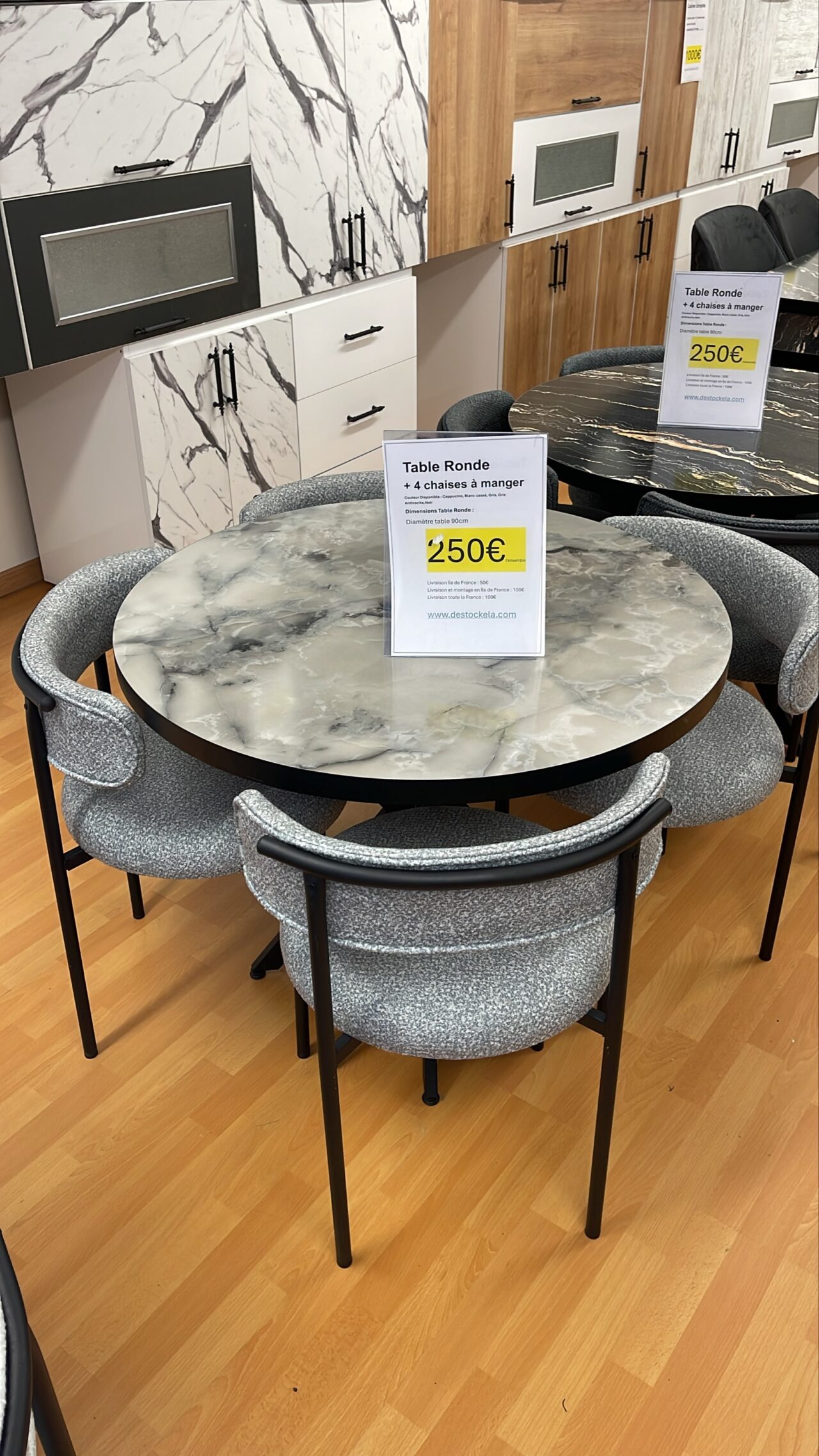 Table ronde + 4 chaises Teddy en laine bouclés – Image 2