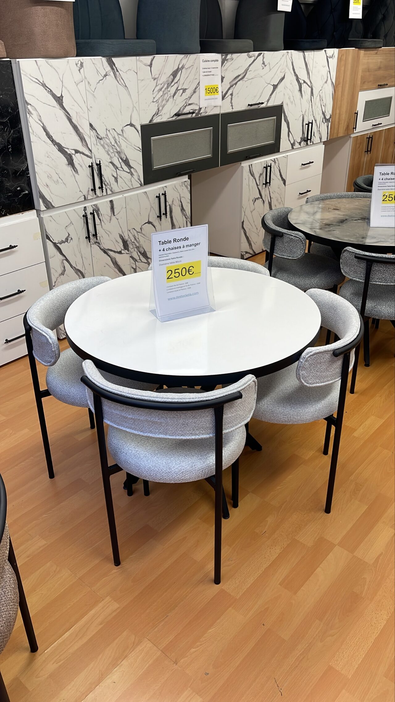 Table ronde + 4 chaises Teddy en laine bouclés