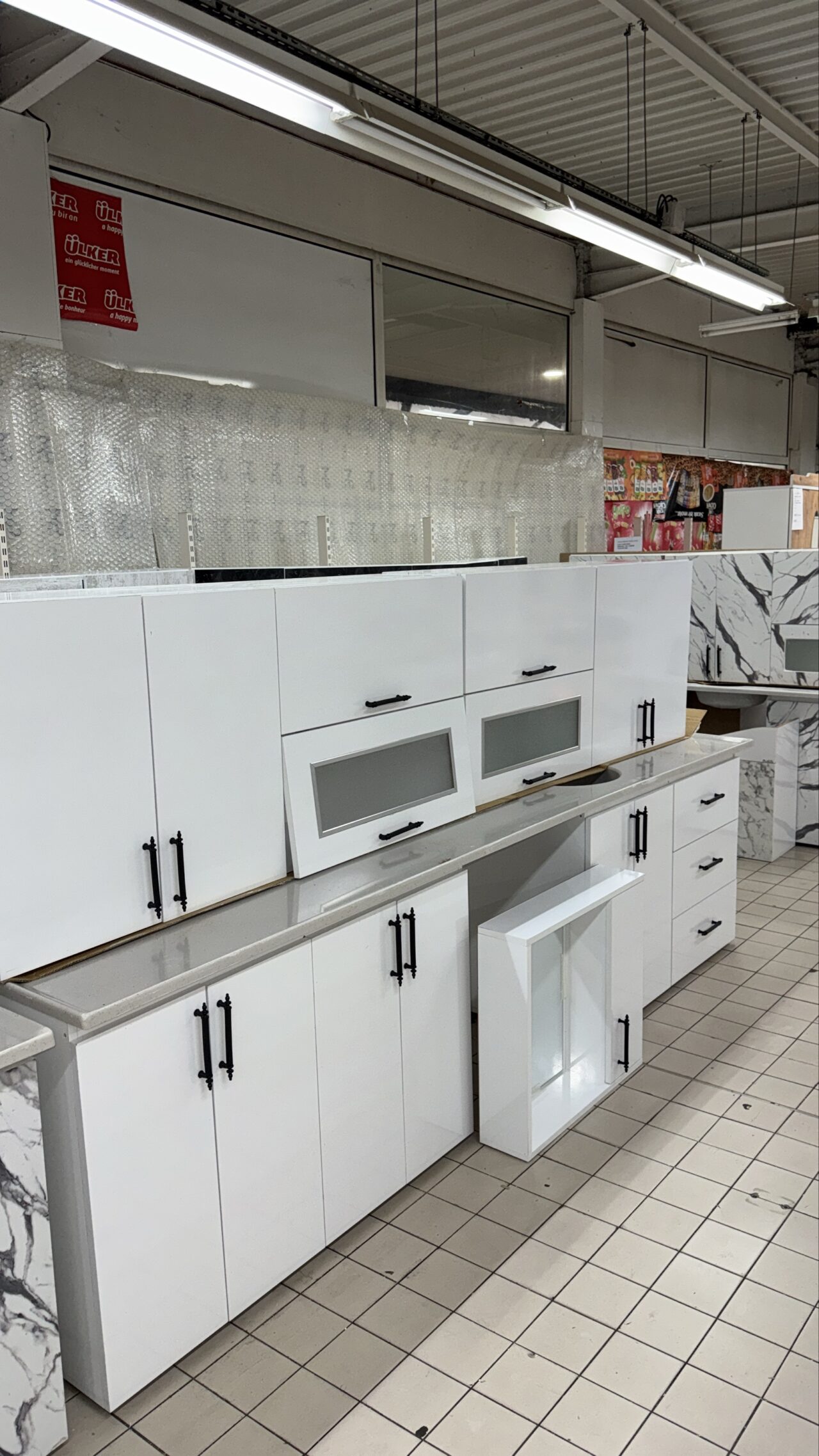 Cuisine blanche 3 mètres haut + 3 mètres bas + plan de travail avec installation