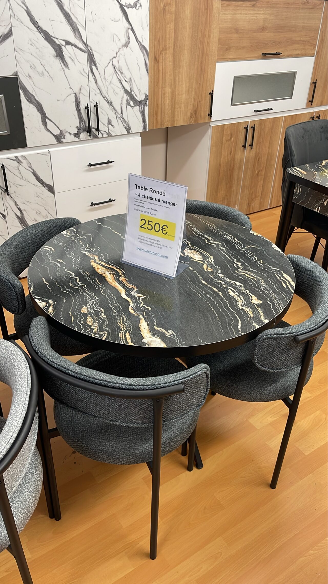 Table ronde + 4 chaises Teddy en laine bouclés – Image 4