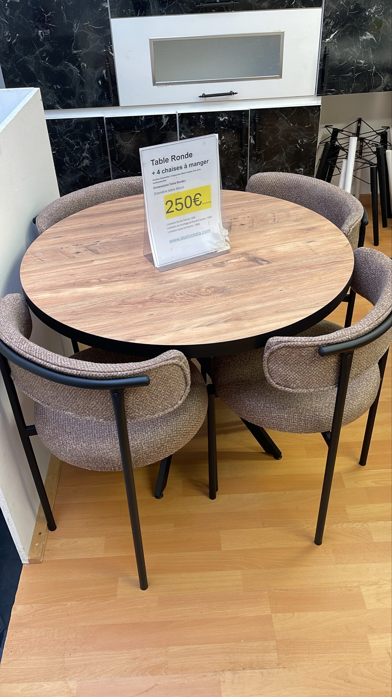 Table ronde + 4 chaises Teddy en laine bouclés – Image 3