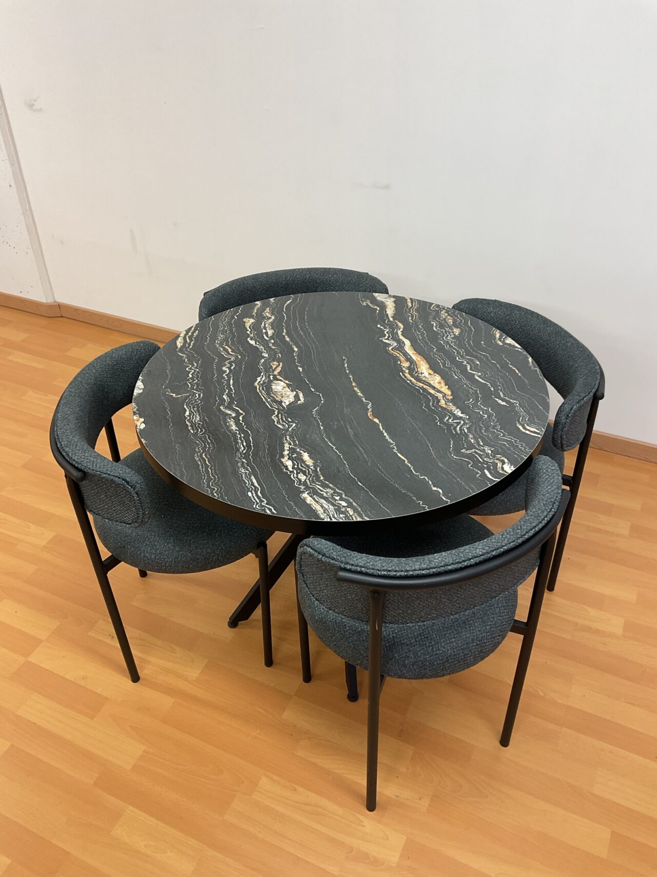 Table ronde + 4 chaises Teddy en laine bouclés – Image 6