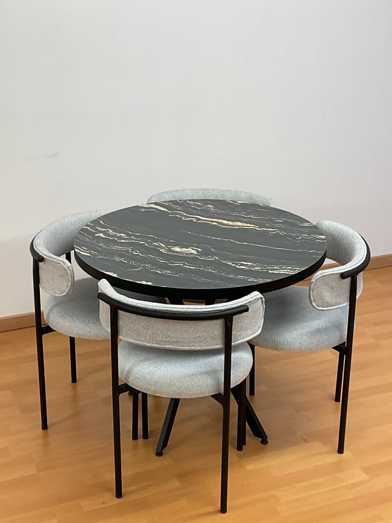 Table ronde + 4 chaises Teddy en laine bouclés – Image 7