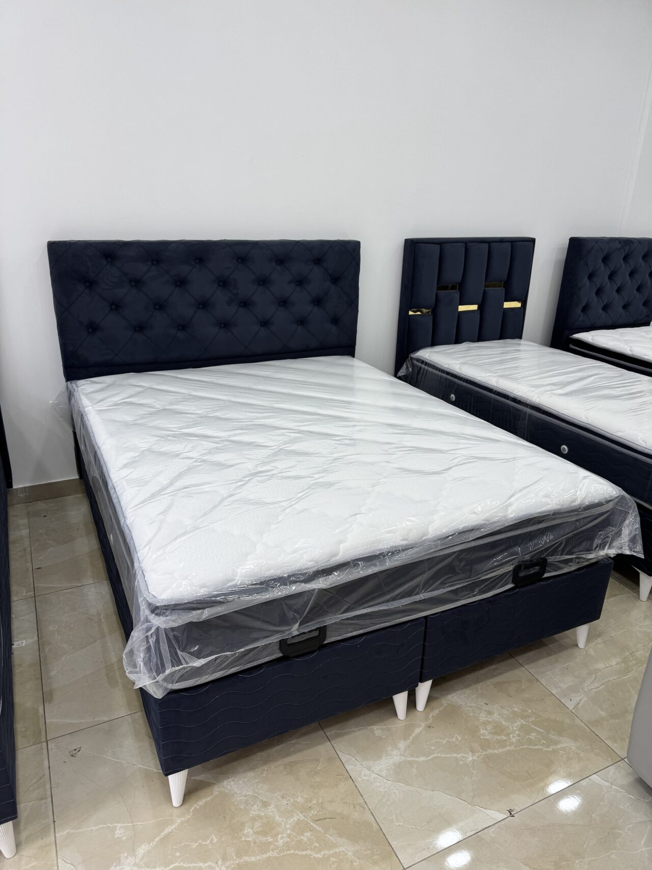 Lit coffre CAPITONNÉE avec tête de lit et matelas + sur matelas à ressort Gris Anthracite ou beige