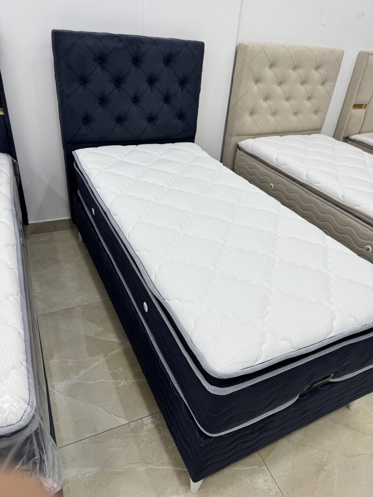 Lit coffre CAPITONNÉE avec tête de lit et matelas + sur matelas à ressort Gris Anthracite ou beige – Image 3